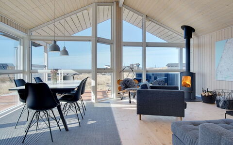 Ulf - 100M from the Sea: Træ, Loft, Gulvbelægning, Etage, Hjem, Sommerhus, Veranda, Stue, Hårdttræ, Stol
