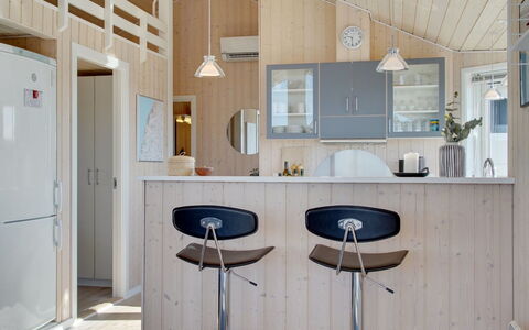 Ulf - 100M from the Sea: Træ, Indretning, Gulvbelægning, Loft, Etage, Møbel, Køkken, Lysarmatur, Countertop, Belysning