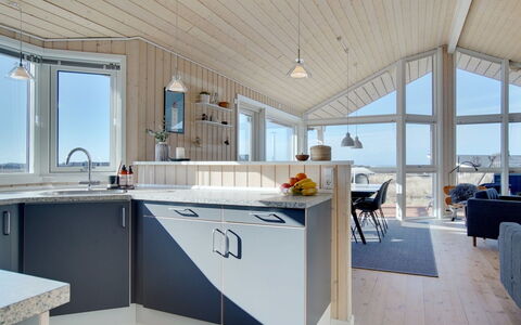 Ulf - 100M from the Sea: Hjem, Loft, Countertop, Køkken, Cabinetry, Lysarmatur, Håndvask, Køkken & Spisebord, Stol, Hårdttræ