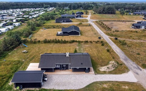 Mayke - 900M from the Sea: Loft, Gulvbelægning, Indretning, Etage, Kompositmateriale, Møbel, Udvej, Hotel, Design, Dagslys