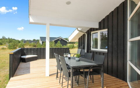 Mayke - 900M from the Sea: Loft, Gulvbelægning, Indretning, Etage, Kompositmateriale, Møbel, Udvej, Hotel, Design, Dagslys
