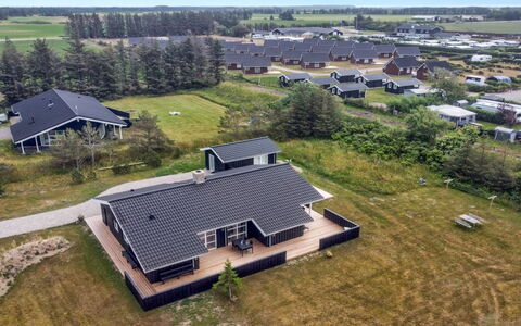 Mayke - 900M from the Sea: Loft, Gulvbelægning, Indretning, Etage, Kompositmateriale, Møbel, Udvej, Hotel, Design, Dagslys