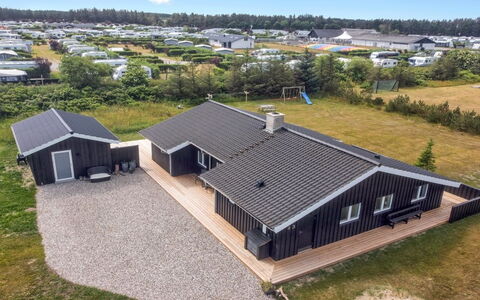 Mayke - 900M from the Sea: Loft, Gulvbelægning, Indretning, Etage, Kompositmateriale, Møbel, Udvej, Hotel, Design, Dagslys