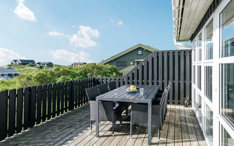 Laghmund - 250M from the Sea: Træ, Arkitektur, Hjem, Tag, Veranda, Dæk, Dør, Sidespor, Hårdttræ, Skygge