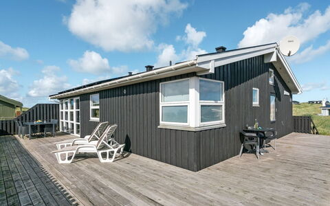 Laghmund - 250M from the Sea: Blå, Træ, Hjem, Sommerhus, Planke, Hårdttræ, Dæk, Sidespor, Hytte