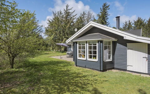 Vaska - 550M from the Sea: Sommerhus, Have, Sidespor, Garden Bygninger, Skygge, Gård, Backyard, Lawn, Stuehus, Landscaping