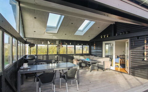 Nehat - 300M from the Sea: Loft, Gulvbelægning, Indretning, Etage, Kompositmateriale, Møbel, Udvej, Hotel, Design, Dagslys