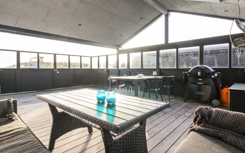 Nehat - 300M from the Sea: Loft, Gulvbelægning, Indretning, Etage, Kompositmateriale, Møbel, Udvej, Hotel, Design, Dagslys