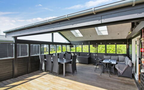 Nehat - 300M from the Sea: Loft, Gulvbelægning, Indretning, Etage, Kompositmateriale, Møbel, Udvej, Hotel, Design, Dagslys