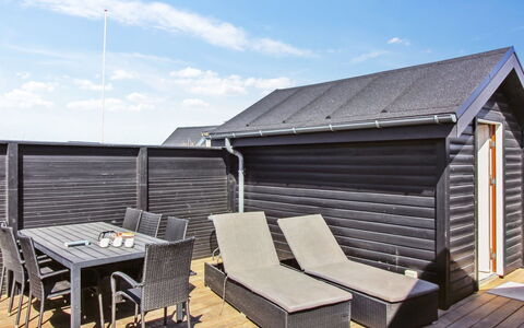Nehat - 300M from the Sea: Loft, Gulvbelægning, Indretning, Etage, Kompositmateriale, Møbel, Udvej, Hotel, Design, Dagslys