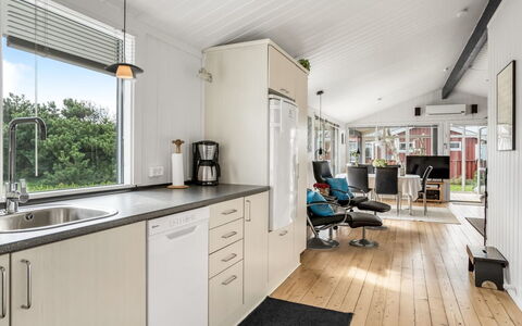 Hælf - 400M from the Sea: Indretning, Træ, Gulvbelægning, Loft, Møbel, Etage, Hjem, Trægulve, Værelse, Køkken