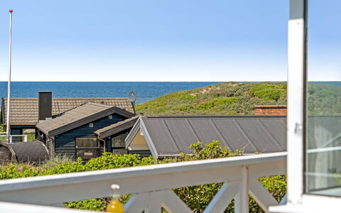 Mielikki - 200M from the Sea: Hus, Hjem, Dør, Tag, Sommerhus, Estate, Have, Skygge, Sidespor, Gård