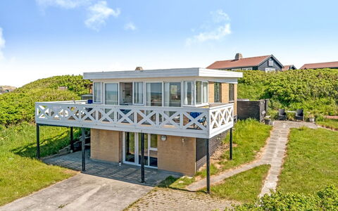 Mielikki - 200M from the Sea: Hus, Hjem, Dør, Tag, Sommerhus, Estate, Have, Skygge, Sidespor, Gård