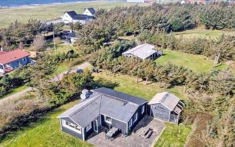 Lisabeth - 250M from the Sea: Møbel, Indretning, Stol, Gulvbelægning, Bord, Udvej, Etage, Loft, Værelse, Eco Hotel