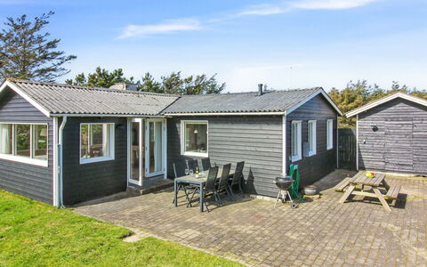 Lisabeth - 250M from the Sea: Møbel, Indretning, Stol, Gulvbelægning, Bord, Udvej, Etage, Loft, Værelse, Eco Hotel