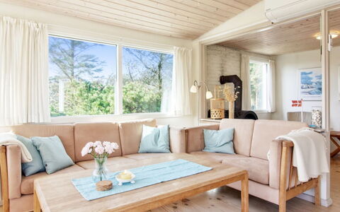 Lisabeth - 250M from the Sea: Møbel, Indretning, Stol, Gulvbelægning, Bord, Udvej, Etage, Loft, Værelse, Eco Hotel