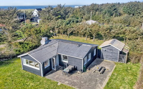Lisabeth - 250M from the Sea: Møbel, Indretning, Stol, Gulvbelægning, Bord, Udvej, Etage, Loft, Værelse, Eco Hotel