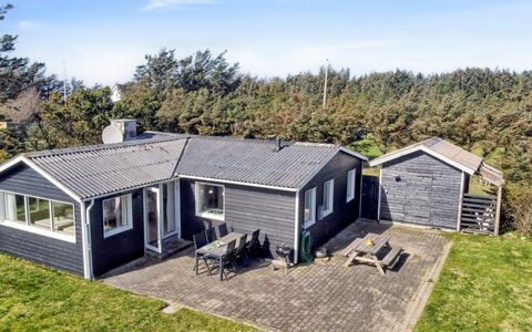 Lisabeth - 250M from the Sea: Møbel, Indretning, Stol, Gulvbelægning, Bord, Udvej, Etage, Loft, Værelse, Eco Hotel