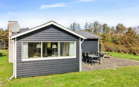Lisabeth - 250M from the Sea: Møbel, Indretning, Stol, Gulvbelægning, Bord, Udvej, Etage, Loft, Værelse, Eco Hotel