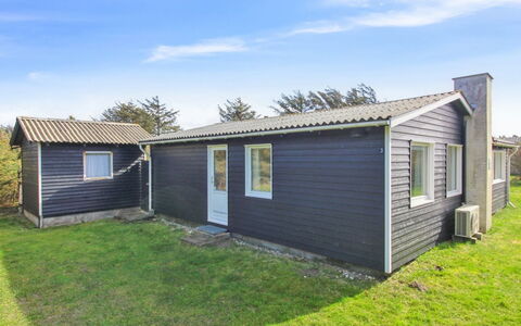 Lisabeth - 250M from the Sea: Møbel, Indretning, Stol, Gulvbelægning, Bord, Udvej, Etage, Loft, Værelse, Eco Hotel