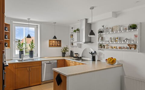 Adelina - 500M from the Sea: Køkken, Countertop, Køkken Apparat, Cabinetry, Møbel, Indretning, Større Bandage, Lysarmatur, Loft, Gulvbelægning