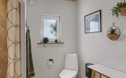Adelina - 500M from the Sea: Toiletbræt, Gulvbelægning, Væg, Toilet, Sanitærarmatur, Etage, Indretning, Badeværelse, Belysning, Værelse