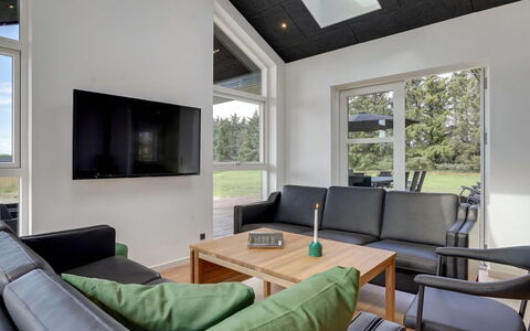 Moreen - 1.5Km from the Sea: Indretning, Loft, Gulvbelægning, Etage, Stue, Værelse, Hjem, Couch, Television