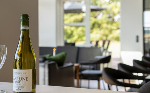 Moreen - 1.5Km from the Sea: Flaske, Glas Flaske, Vinflaske, Vin, Drinkware, Glas, Glasservice