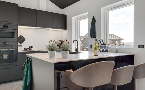 Moreen - 1.5Km from the Sea: Møbel, Indretning, Countertop, Køkken, Gulvbelægning, Lysarmatur, Cabinetry, Loft, Etage, Stol