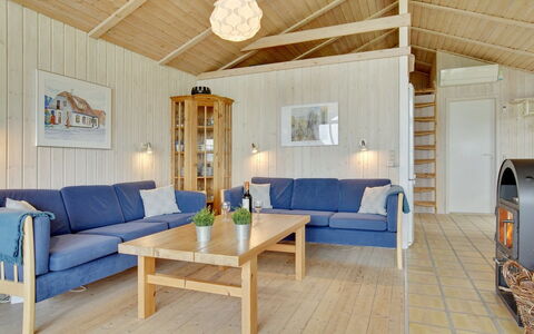 Viktoria - 400M from the Sea: Træ, Gulvbelægning, Møbel, Indretning, Etage, Loft, Hjem, Stue, Couch, Værelse