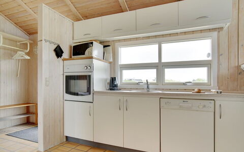 Viktoria - 400M from the Sea: Træ, Gulvbelægning, Etage, Indretning, Køkken, Loft, Countertop, Værelse, Håndvask, Cabinetry