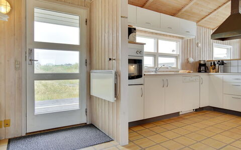 Viktoria - 400M from the Sea: Træ, Gulvbelægning, Køkken, Loft, Etage, Indretning, Cabinetry, Værelse, Countertop, Hjem
