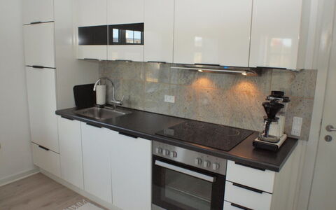 Lenaya - 75M from the Sea: Køkken, Countertop, Køkken Apparat, Cabinetry, Større Bandage, Træ, Indretning, Gulvbelægning, Husholdningsapparat, Komfur