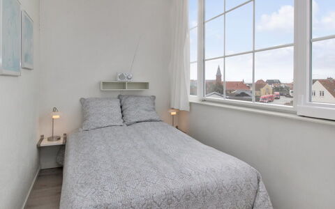 Lenaya - 75M from the Sea: Soveværelse, Seng, Etage, Indretning, Lejlighed, Gulvbelægning, Sengetøj, Sengetøj, Loft, Værelse