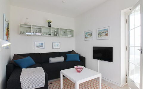 Lenaya - 75M from the Sea: Møbel, Indretning, Couch, Gulvbelægning, Stue, Etage, Værelse, Lejlighed, Hjem, Belysning