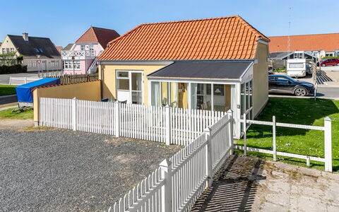 Adla - 450M from the Sea: Boligområde, Tag, Hjem, Hus, Arkitektur, Sommerhus, Veranda, Sidespor, Hegn, Forstad