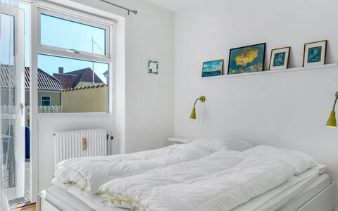 Adla - 450M from the Sea: Soveværelse, Seng, Indretning, Sengetøj, Sengetøj, Møbel, Etage, Gulvbelægning, Loft, Sengetøj