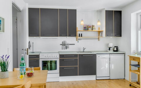 Adla - 450M from the Sea: Køkken, Køkken Apparat, Countertop, Møbel, Større Bandage, Gulvbelægning, Indretning, Cabinetry, Træ, Husholdningsapparat