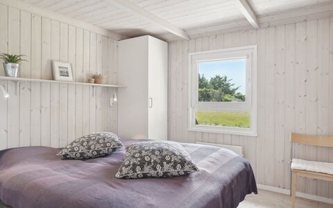 Ilka - 375M from the Sea: Soveværelse, Træ, Seng, Gulvbelægning, Indretning, Etage, Loft, Sengetøj, Sengetøj, Møbel