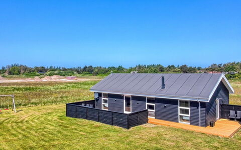 Elenore - 900M from the Sea: Hus, Hjem, Dør, Tag, Sommerhus, Estate, Have, Skygge, Sidespor, Gård
