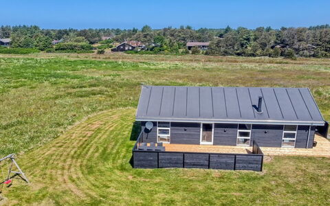 Elenore - 900M from the Sea: Hus, Hjem, Dør, Tag, Sommerhus, Estate, Have, Skygge, Sidespor, Gård