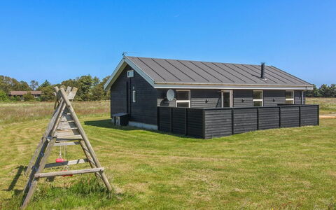 Elenore - 900M from the Sea: Hus, Hjem, Dør, Tag, Sommerhus, Estate, Have, Skygge, Sidespor, Gård