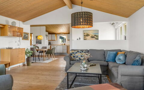 Hilka - 75M from the Sea: Møbel, Indretning, Couch, Træ, Loft, Stue, Gulvbelægning, Etage, Værelse, Lysarmatur