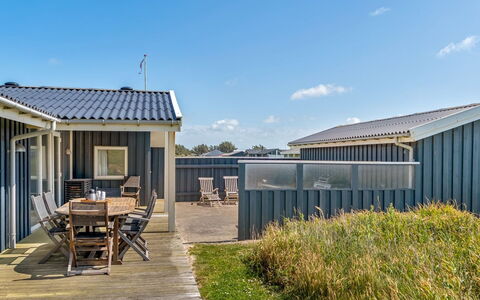 Hilka - 75M from the Sea: Tag, Hjem, Hus, Sidespor, Arkitektur, Land Lot, Sommerhus, Estate, Skygge, Veranda