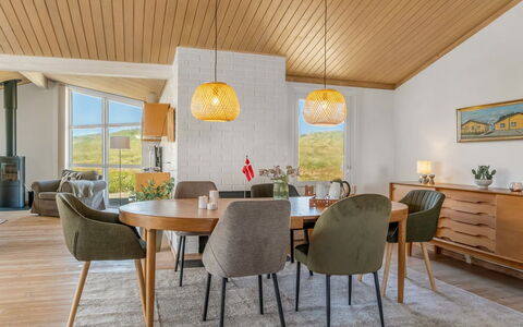 Hilka - 75M from the Sea: Bygning, Hus, Boligområde, Hjem, Busk, Tag, Sommerhus, Estate, Have
