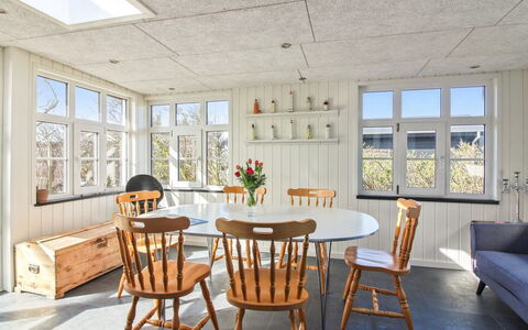 Janakij - 475M from the Sea: Møbel, Indretning, Gulvbelægning, Træ, Loft, Etage, Bord, Lysarmatur, Stol, Spisestue