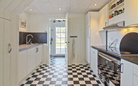 Janakij - 475M from the Sea: Gulvbelægning, Køkken, Etage, Træ, Større Bandage, Køkken Apparat, Countertop, Loft, Indretning, Flise