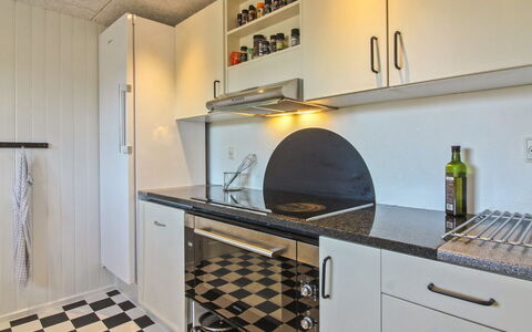 Janakij - 475M from the Sea: Gulvbelægning, Køkken, Køkken Apparat, Indretning, Countertop, Etage, Større Bandage, Husholdningsapparat, Belysning, Komfur