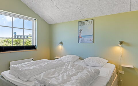 Mieka - 400M from the Sea: Soveværelse, Indretning, Loft, Seng, Etage, Gulvbelægning, Sengetøj, Sengetøj, Bed Frame, Værelse