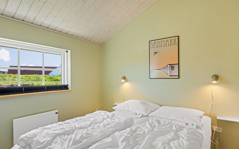 Mieka - 400M from the Sea: Loft, Indretning, Soveværelse, Seng, Hjem, Bed Frame, Sengetøj, Sengetøj, Hårdttræ, Lysarmatur